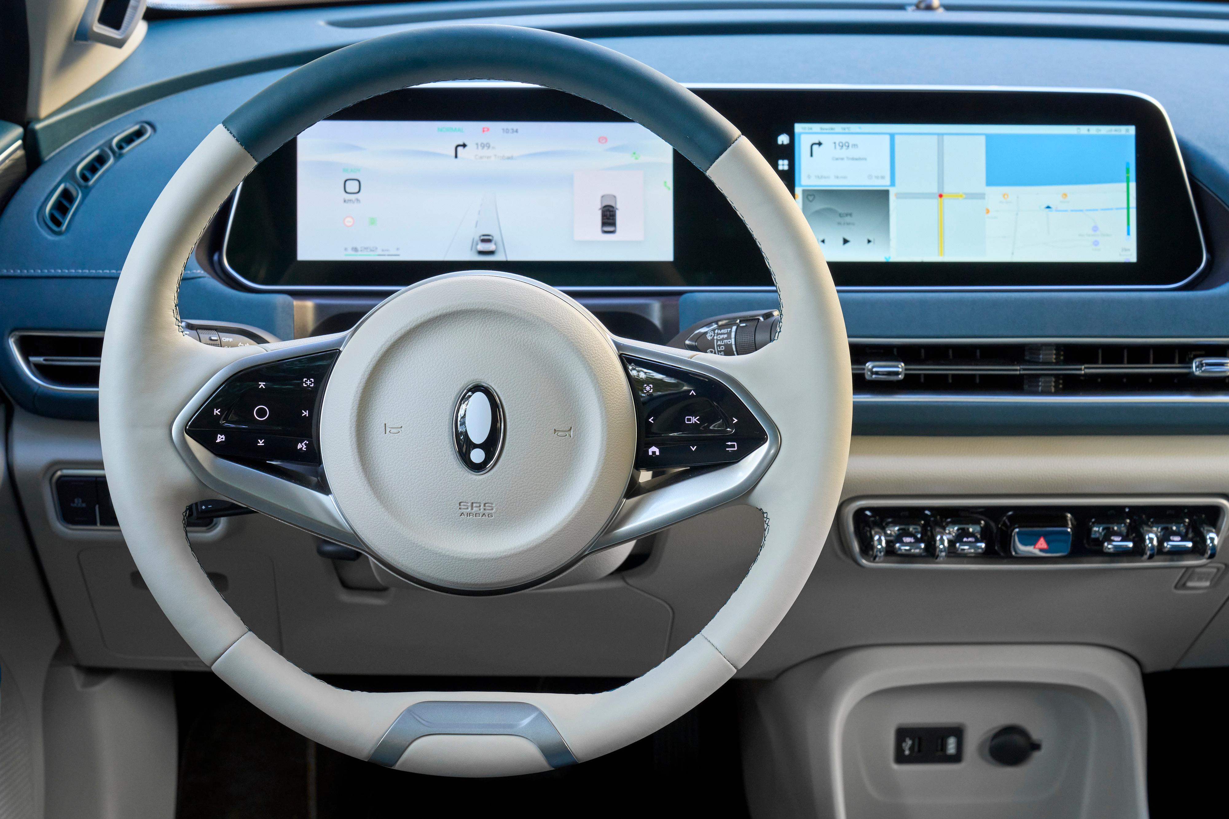 Der Dual-Screen besteht aus einem Fahrerdisplay und - rechts - einem berührungssensitiven Bildschirm.