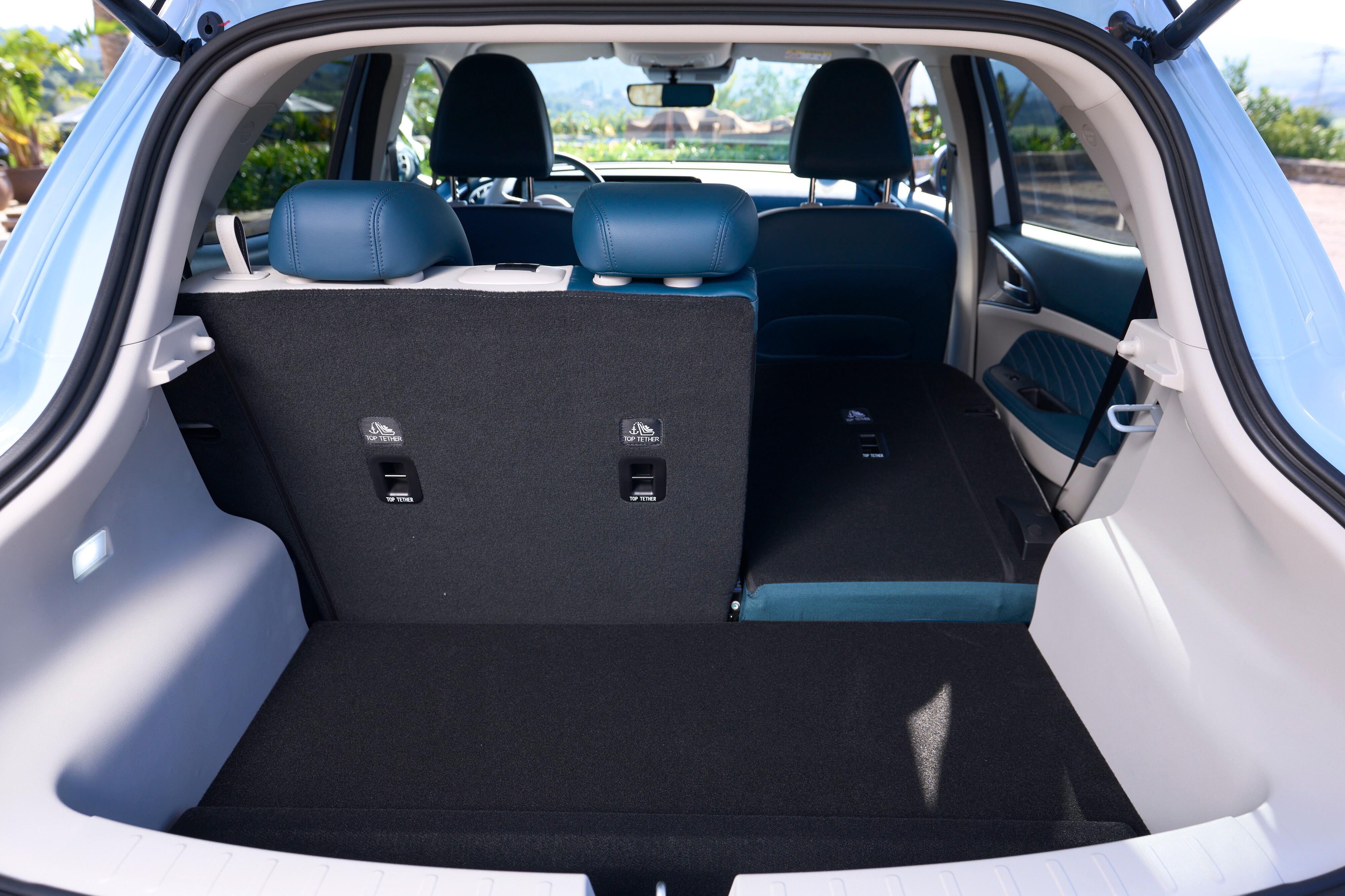 Das Gepäckabteil nimmt eher bescheidene 228 bis 858 Liter auf.