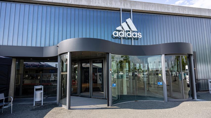 Die Drehtüre des Adidas-Shops ist sogar offen - aber nur, um den Mitarbeitenden eines Reinigungsunternehmens den Zugang zu ermöglichen. Für Normalkunden hat auch Adidas am Feiertag zu. 