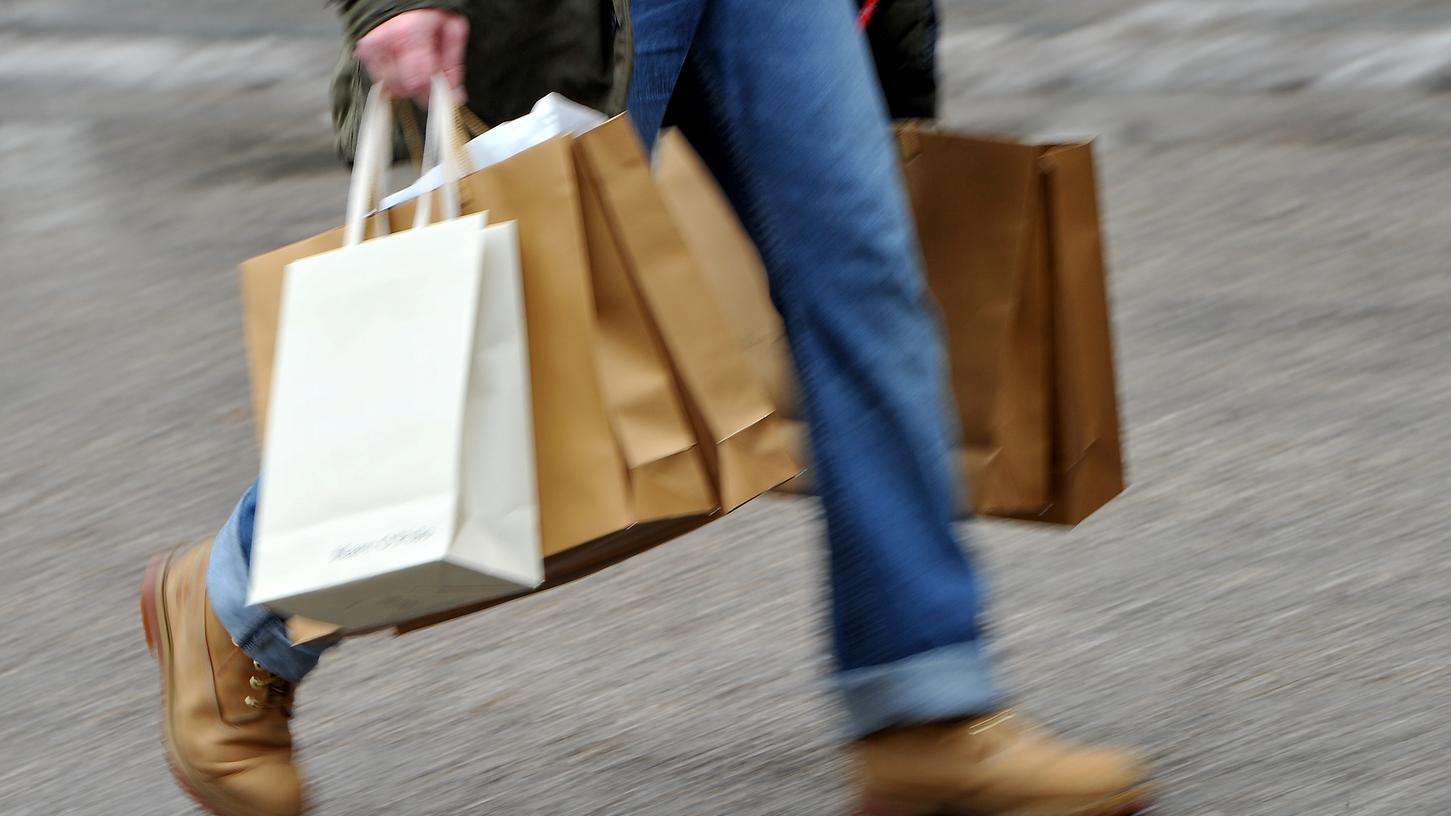 Das Geschäft hat viele Stammkunden, die weite Wege auf sich nehmen, um dort einzukaufen. Das Geschäft hat viele Stammkunden, die weite Wege auf sich nehmen, um dort einzukaufen.
