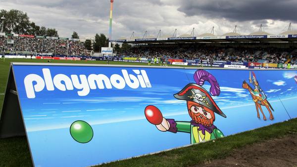 Playmobil Werbebande im gleichnamigen Stadion