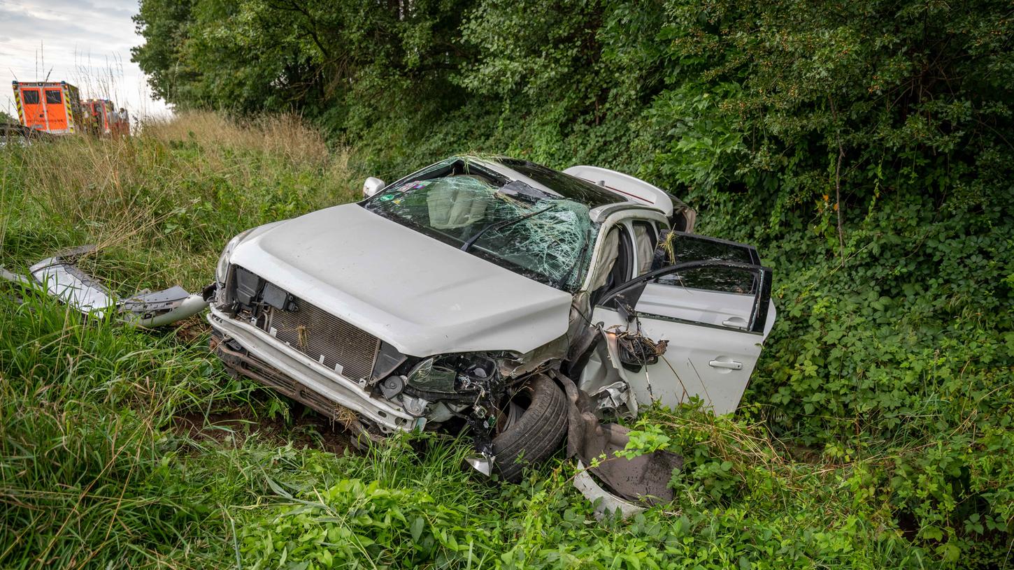 Das verunglückte Fahrzeug wurde bei dem Unfall schwer beschädigt und musste abgeschleppt werden. Das verunglückte Fahrzeug wurde bei dem Unfall schwer beschädigt und musste abgeschleppt werden.