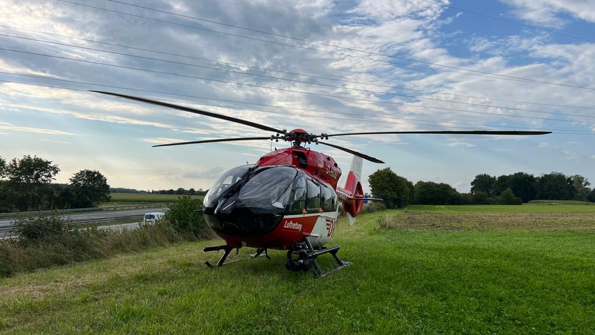 Auch ein Rettungshubschrauber war auf der A9 bei Göggelsbuch im Einsatz. Auch ein Rettungshubschrauber war auf der A9 bei Göggelsbuch im Einsatz.