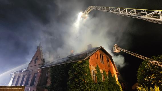 Vier Verletzte und Millionenschaden: Beliebte Traditionsgaststätte in Franken brennt komplett aus