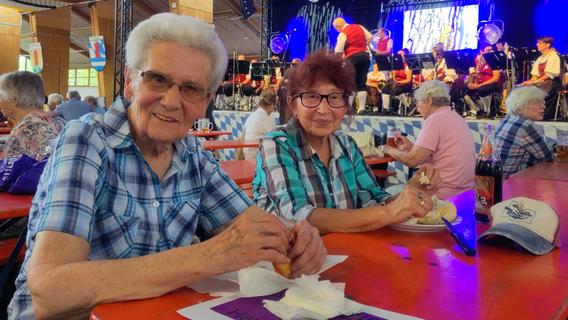 Ein halbes Hähnchen und Bier umsonst: Seniorennachmittag auf dem Neumarkter Jura-Volksfest