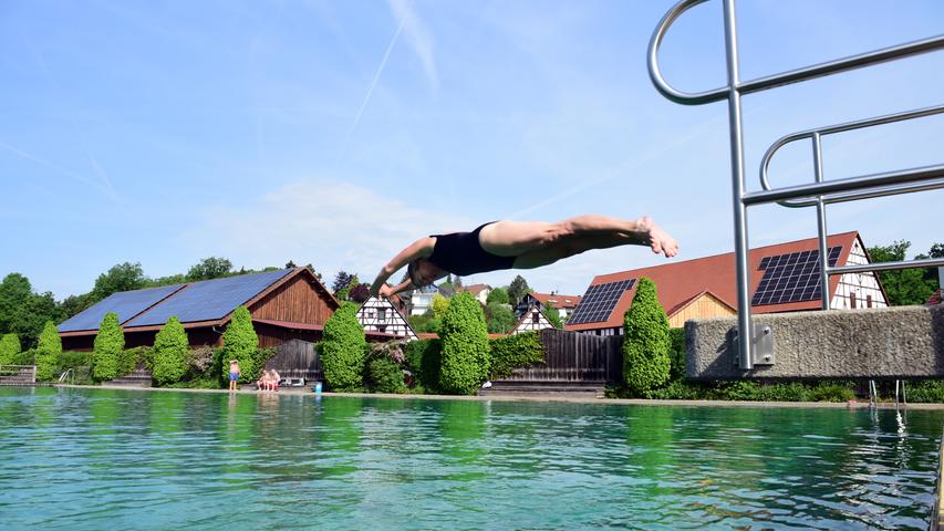 Wassertrampolin und Sprungfelsen, so etwas findet man nicht überall. Im Naturbad in Großhabersdorf könnt ihr einen heißen Sommertag mit großem Erfrischungseffekt verbringen.