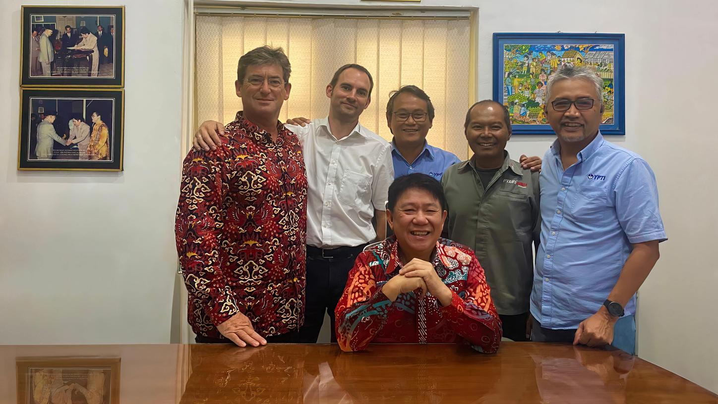 Der mittelfränkische Metallverarbeiter Toolcraft aus Georgensgmünd (Landkreis Roth) hat nun mit der Übernahme von Firmenanteilen eines indonesischen Partners einen Stützpunkt im asiatischen Raum. Mit auf dem Bild: Toolcraft-Gründer Bernd Krebs (links). Der mittelfränkische Metallverarbeiter Toolcraft aus Georgensgmünd (Landkreis Roth) hat nun mit der Übernahme von Firmenanteilen eines indonesischen Partners einen Stützpunkt im asiatischen Raum. Mit auf dem Bild: Toolcraft-Gründer Bernd Krebs (links).