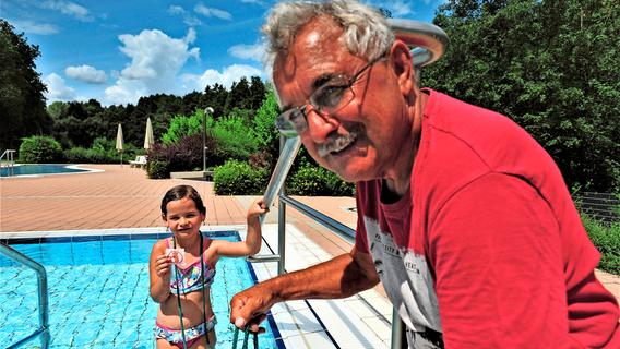 Bruno Eberlein wurde über Umwege zum Bademeister in Hollfeld: Inzwischen fast 4000 Schwimm-Schüler