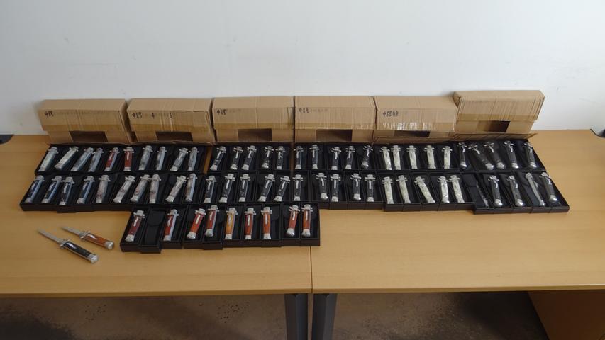 70 Messer befanden sich in dem Paket - sie wurden sichergestellt.
