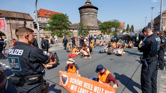 Letzte Generation blockiert Straßen am Nürnberger Hauptbahnhof - doch dieses Mal ist etwas anders