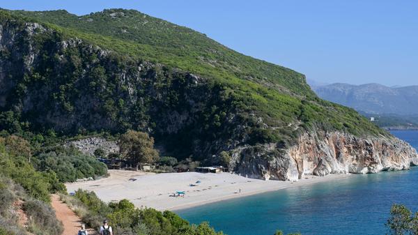Zumindest noch sind Albanien und seine Strände hierzulande ein absoluter Geheimtipp. Besonders schön: Der Gjipe Beach zwischen den Städten Himara und Dhermi. Die Anreise ist nicht ganz einfach, da der Strand mitten in der Natur liegt und von Bergen und Klippen umgeben ist. Aber sie lohnt sich!