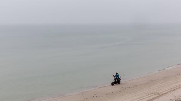Es muss nicht immer das Mittelmeer sein, auch die polnische Ostseeküste hat viel zu bieten, wie das Portal "Holiday Extras" verspricht. Zwischen den Ortschaften Łeba (Leba) und Rowy (Rowe) erstreckt sich der Słowiński Nationalpark. Der Strand selbst ist breit, der Sand fein und dahinter erheben sich riesige Wanderdünen, die auch als "polnische Sahara" bezeichnet werden.
