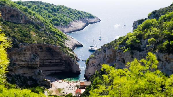 Im Süden der Insel Vis befindet sich leicht versteckt die Bucht von Stiniva. Sie ist von schroffen Felsen umrahmt und der Steinstrand ist relativ klein, dafür begeistert die Bucht mit klarem Wasser und einem atemberaubenden Panorama. Da es sich um ein beliebtes Ausflugsziel handelt, kann es im Sommer jedoch recht voll werden.