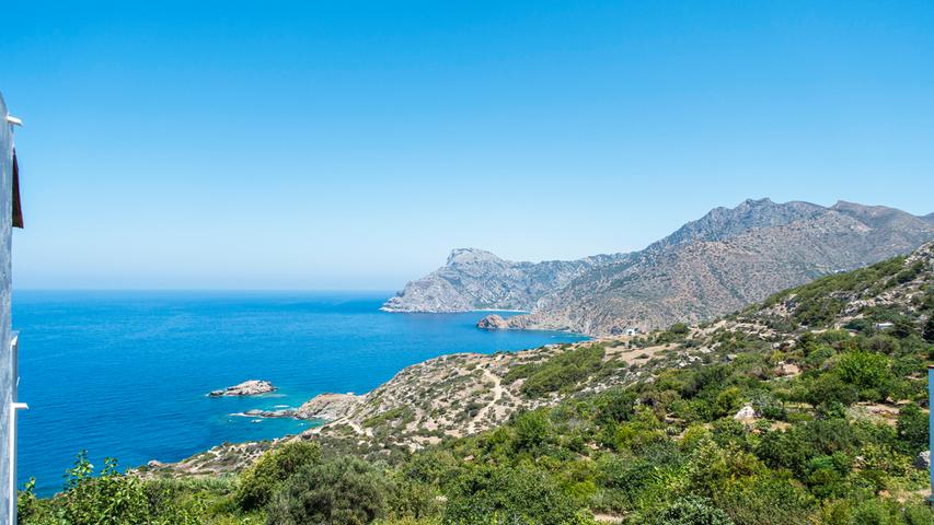Griechenland hat nicht nur Mykonos, Kreta oder Santorini zu bieten! Ebenfalls schön: Die Insel Karpathos in der südlichen Ägäis. Sie ist nicht nur weniger bekannt, sondern hat gleich mehrere Traumstrände, wie zum Beispiel den Apella und den Panagia Beach. 