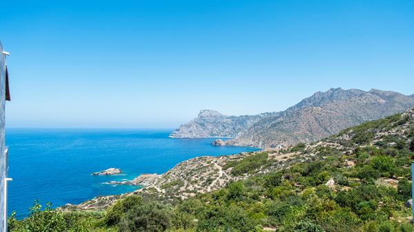 Griechenland hat nicht nur Mykonos, Kreta oder Santorini zu bieten! Ebenfalls schön: Die Insel Karpathos in der südlichen Ägäis. Sie ist nicht nur weniger bekannt, sondern hat gleich mehrere Traumstrände, wie zum Beispiel den Apella und den Panagia Beach.