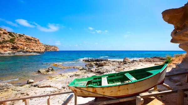 Ebenfalls mit einer kleinen Wanderung verbinden lässt sich ein Besuch der Cala en Baster auf Formentera. Die abgeschiedene, felsige Bucht ist umgeben von hohen Kalksteinwänden, der Steinstrand sorgt für klares Wasser. Auch Höhlen gibt es zu entdecken. Tipp: Festes Schuhwerk für die Anreise und Schnorchel nicht vergessen!