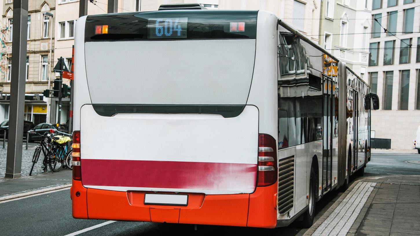 Ob Schul- oder Linienbus: Wer die Regeln missachtet, muss mit 70 Euro Bußgeld und einem Flensburg-Punkt rechnen. Ob Schul- oder Linienbus: Wer die Regeln missachtet, muss mit 70 Euro Bußgeld und einem Flensburg-Punkt rechnen.