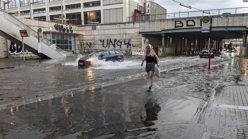 Starkregen flutete in Nürnberg die Straßen.
