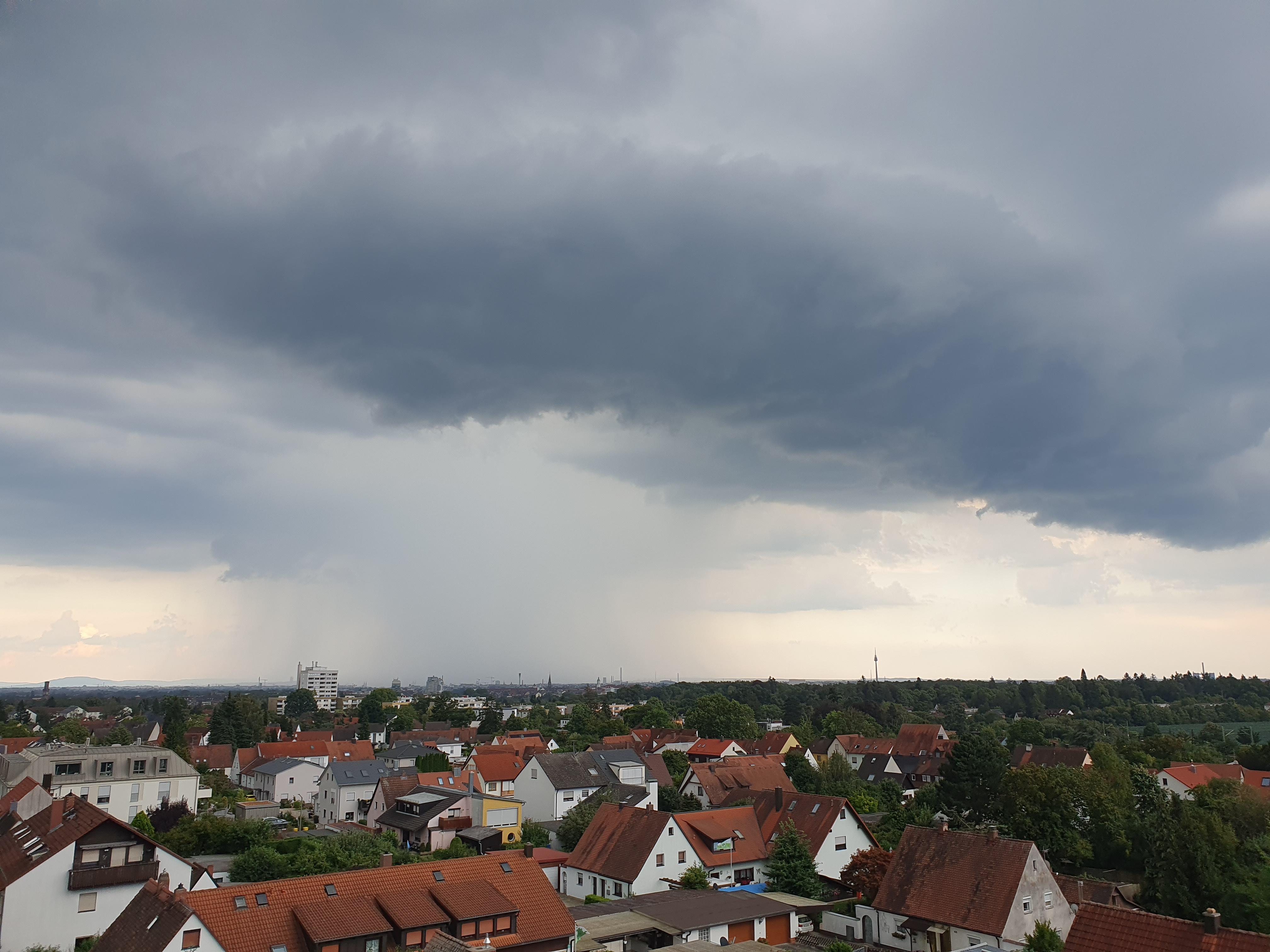 Der Deutsche Wetterdienst (DWD) hatte bereits eine Warnung vor heftigen Gewittern herausgegeben, diese fegten am Donnerstagabend über die Region.