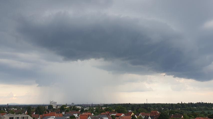 Der Deutsche Wetterdienst (DWD) hatte bereits eine Warnung vor heftigen Gewittern herausgegeben, diese fegten am Donnerstagabend über die Region .