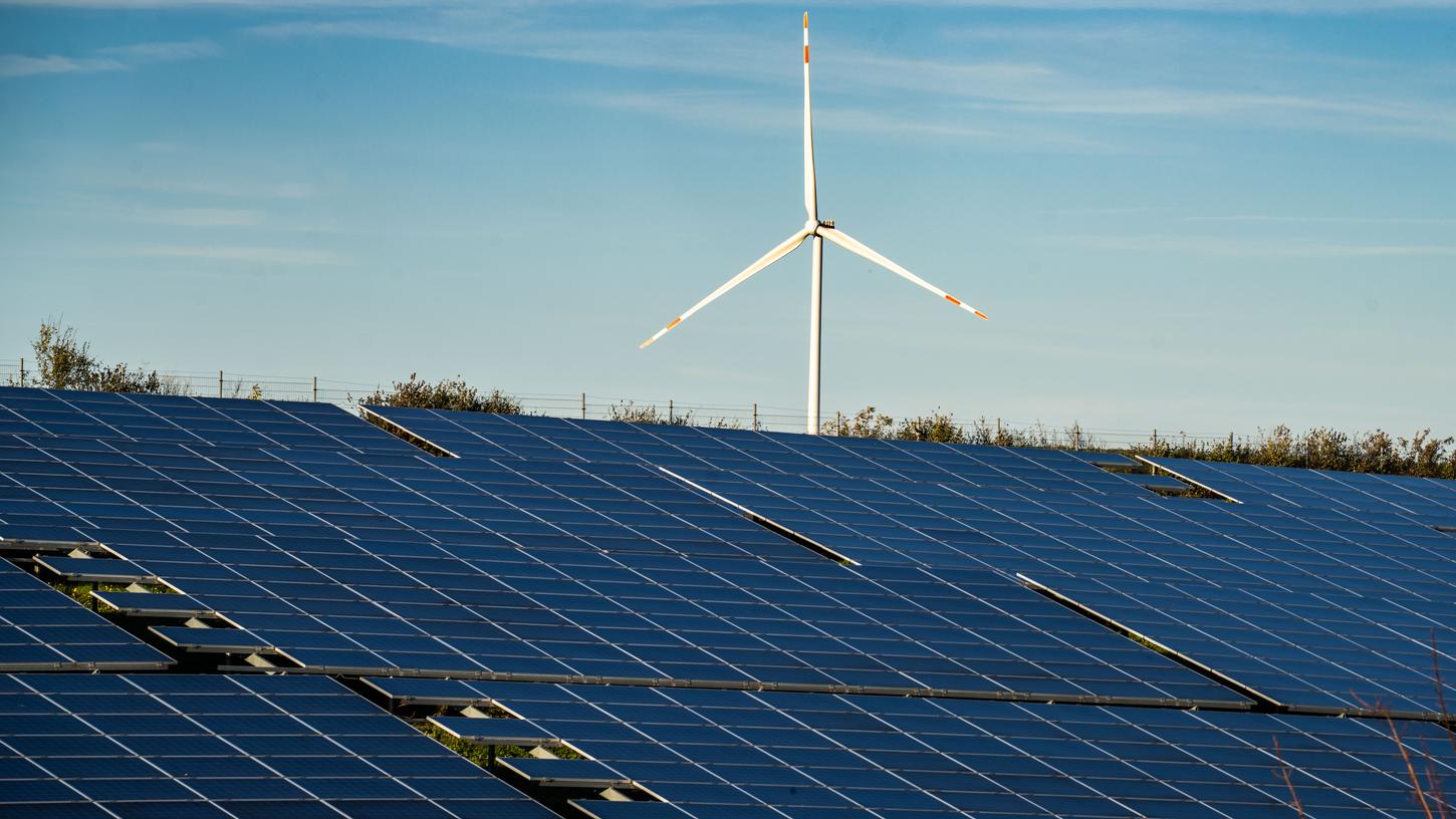 Großflächige Solaranlage (Symbolbild). Großflächige Solaranlage (Symbolbild).