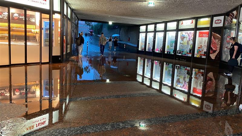 ... und wie hier an der Lorenzkirche zum Teil geflutet. 