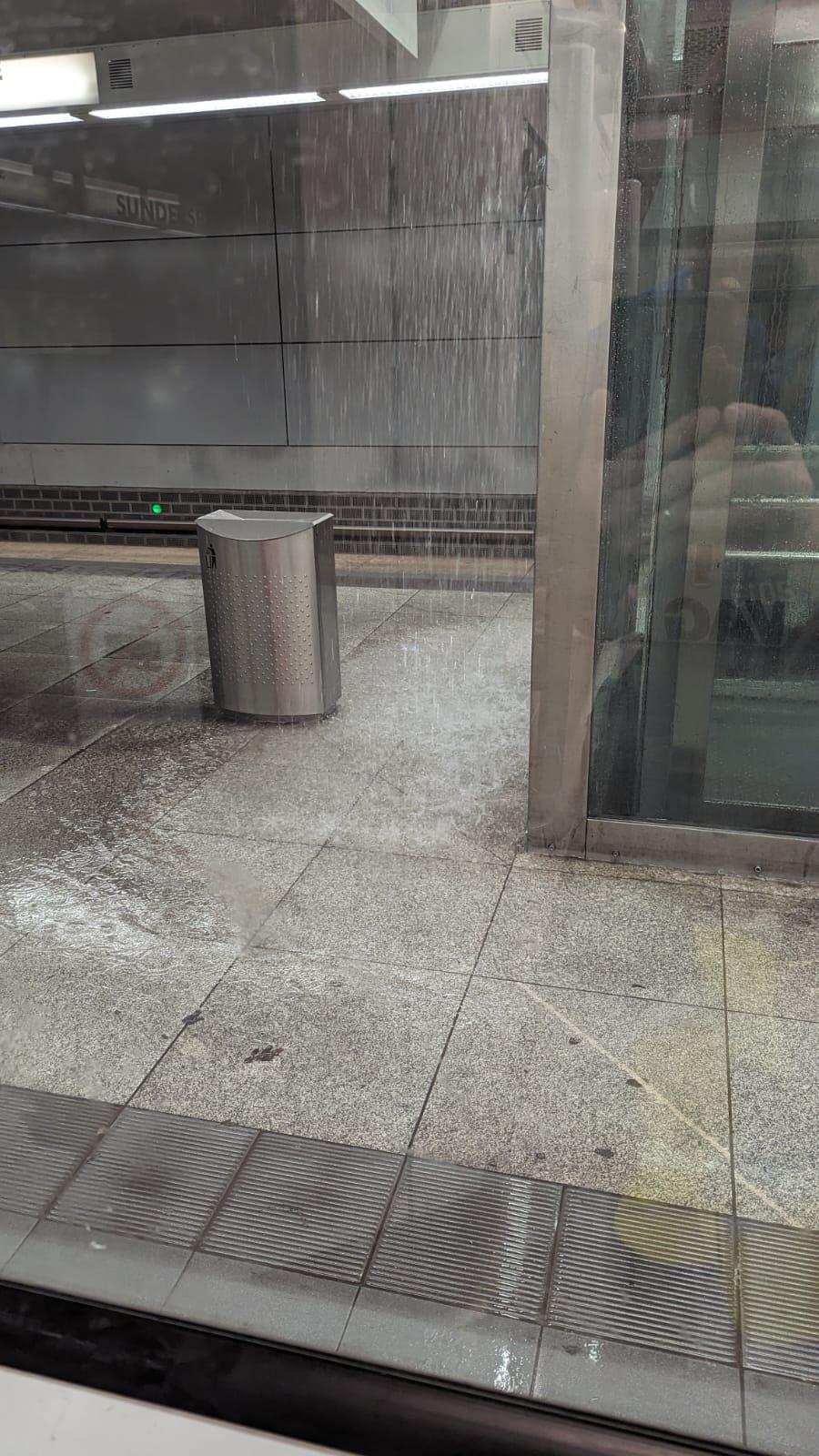 Und auch in der U-Bahn wurde es nass, hier in der Station Sündersbühl.