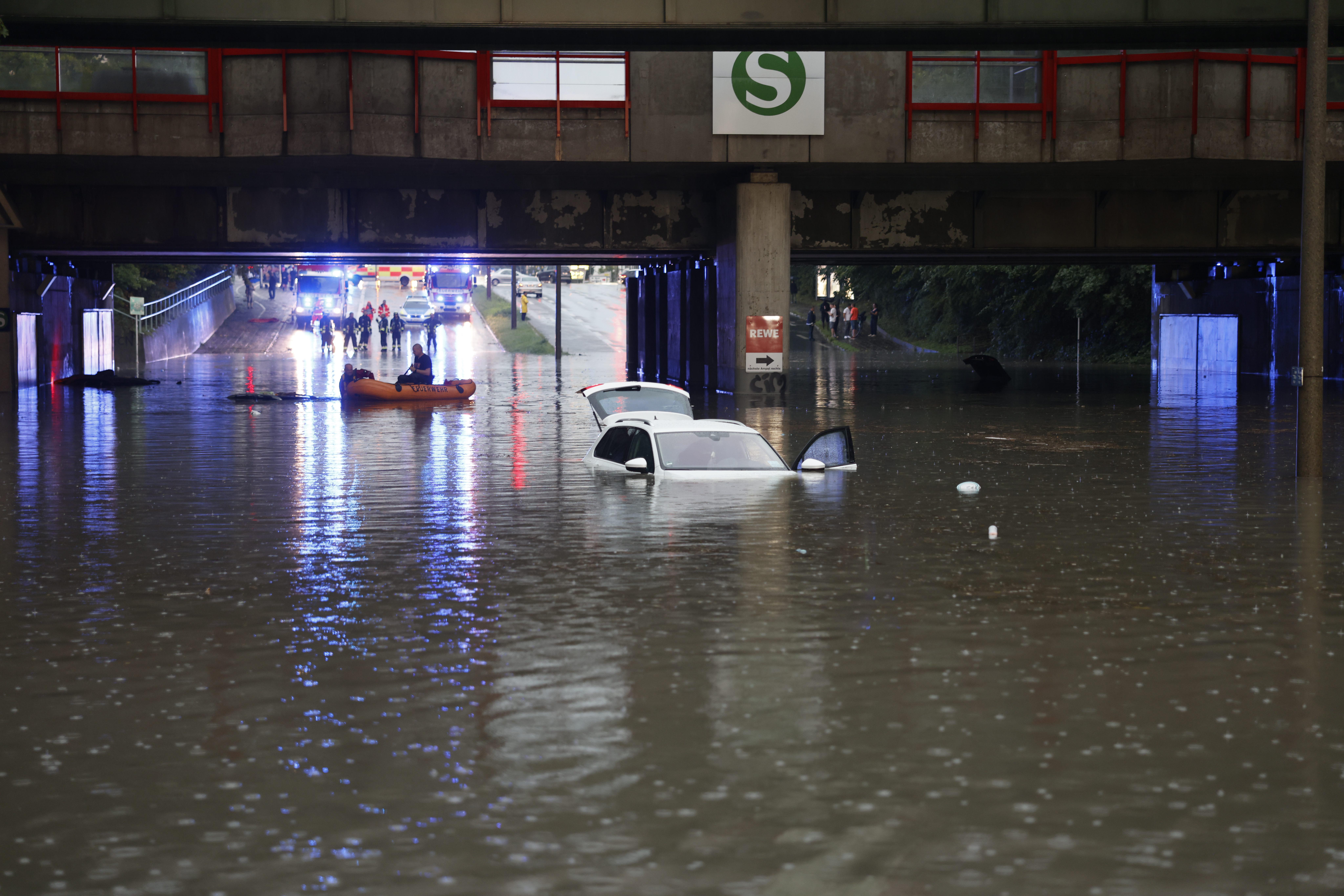 Auch zahlreiche Unterführungen sind vollgelaufen - eine so stark, dass Autos fast ganz verschwanden. Ersthelfer retteten eingeschlossene Autofahrer aus den lebensbedrohlichen Fluten.