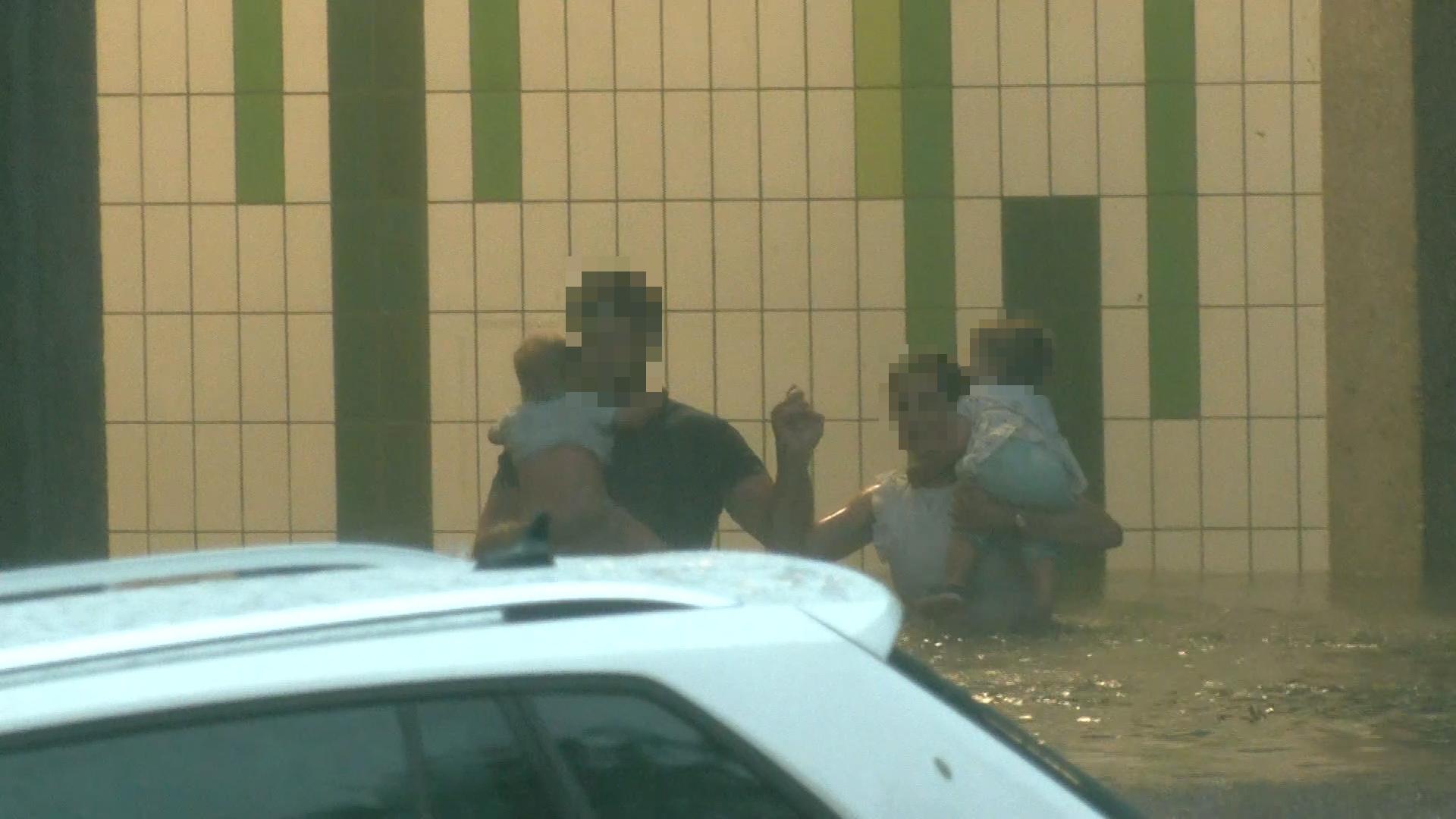 Eine Familie mit zwei Babys rettete sich in letzter Sekunde aus den Fluten.