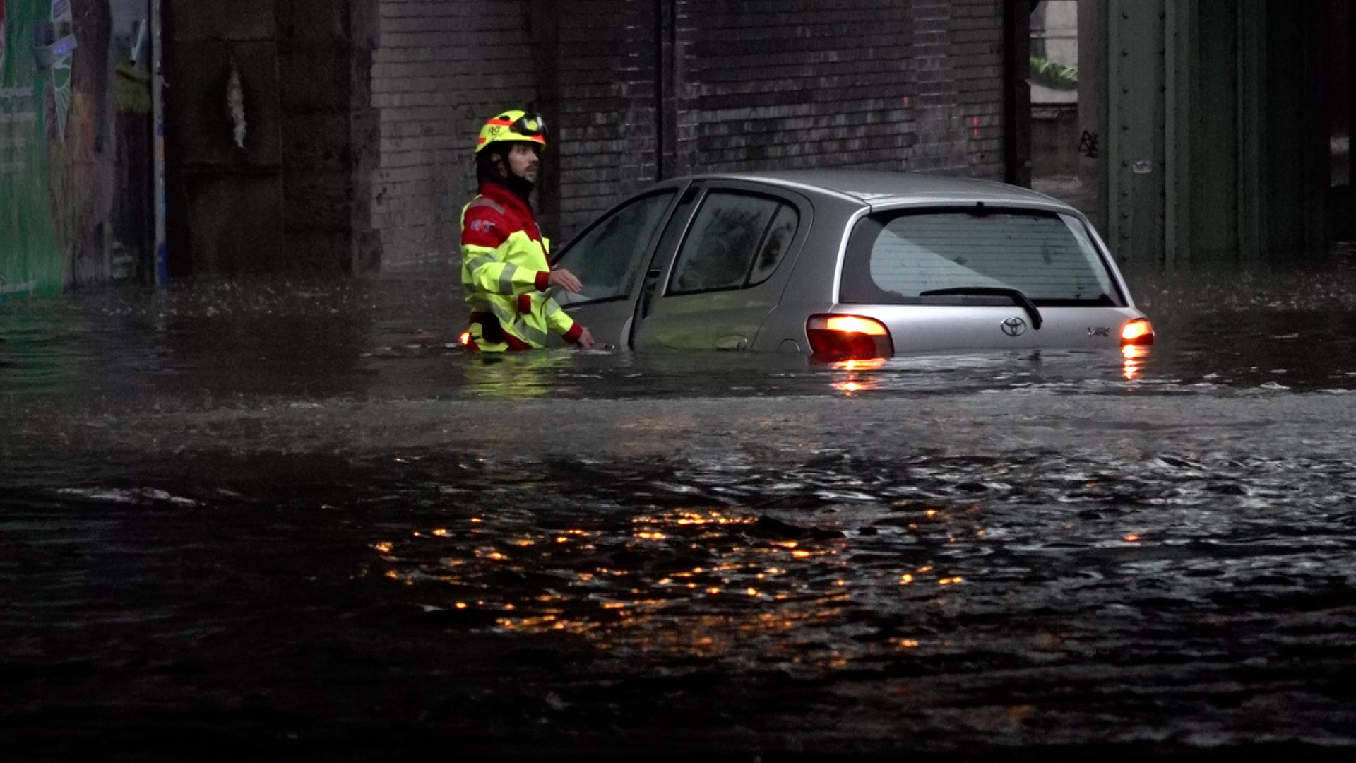 Teilweise standen die Rettungskräfte bis zur Hüfte im Wasser.