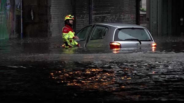 Teilweise standen die Rettungskräfte bis zur Hüfte im Wasser.