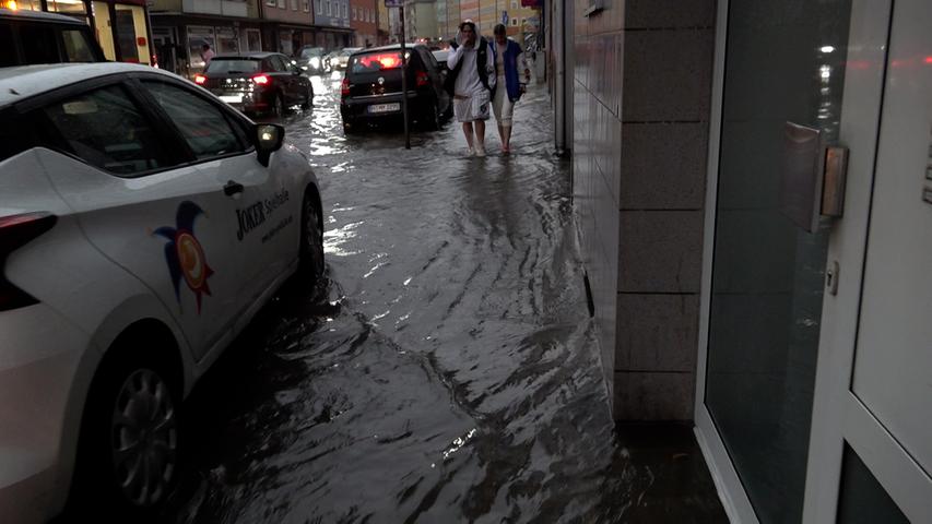 In der ganzen Stadt herrschte Ausnahmezustand, zahlreiche Straßen standen unter Wasser.