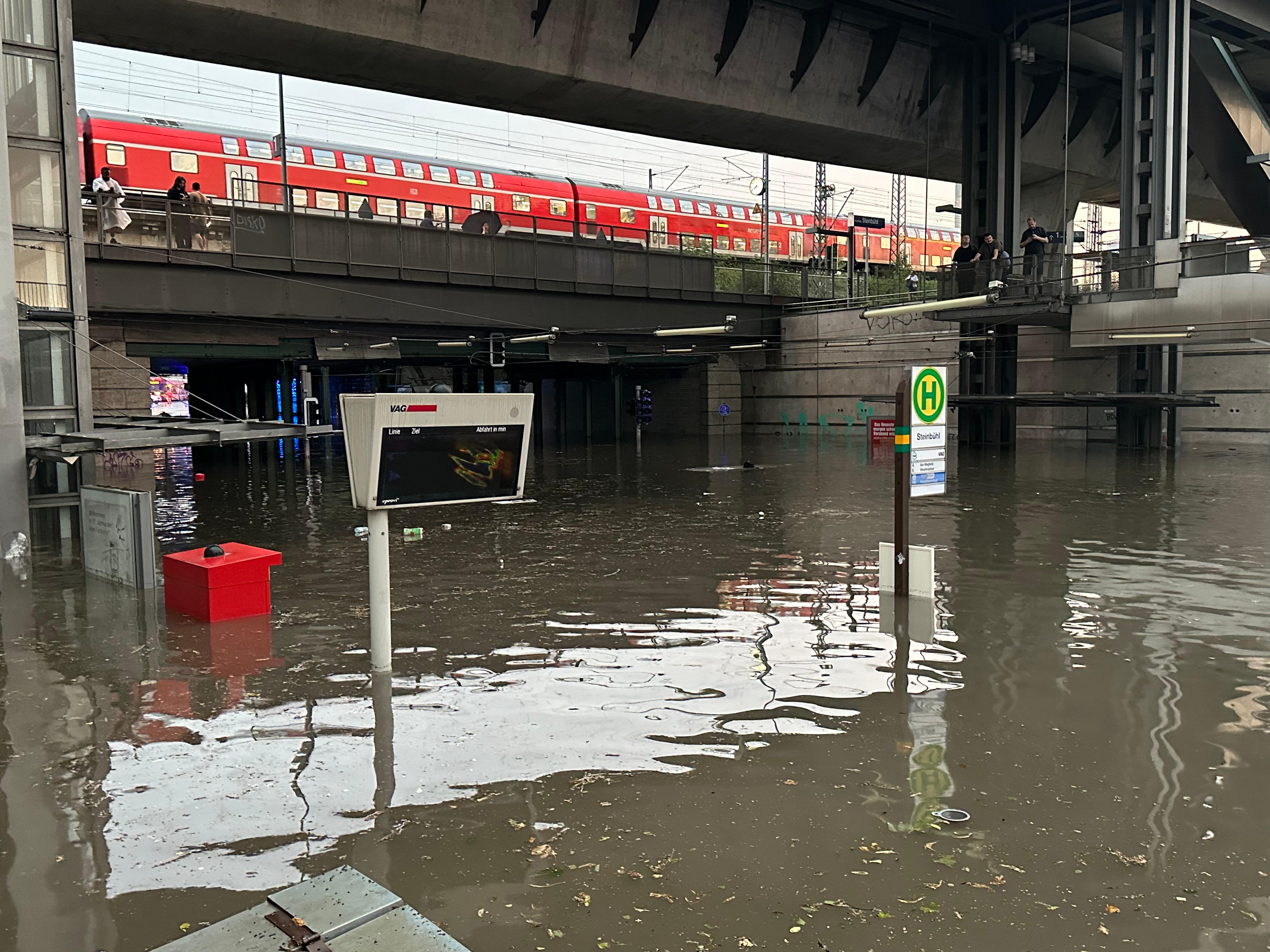 Die Unterführung zur S-Bahn stand komplett unter Wasser...