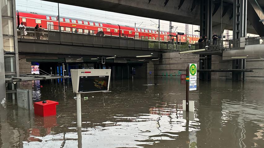Die Unterführung zur S-Bahn stand komplett unter Wasser...