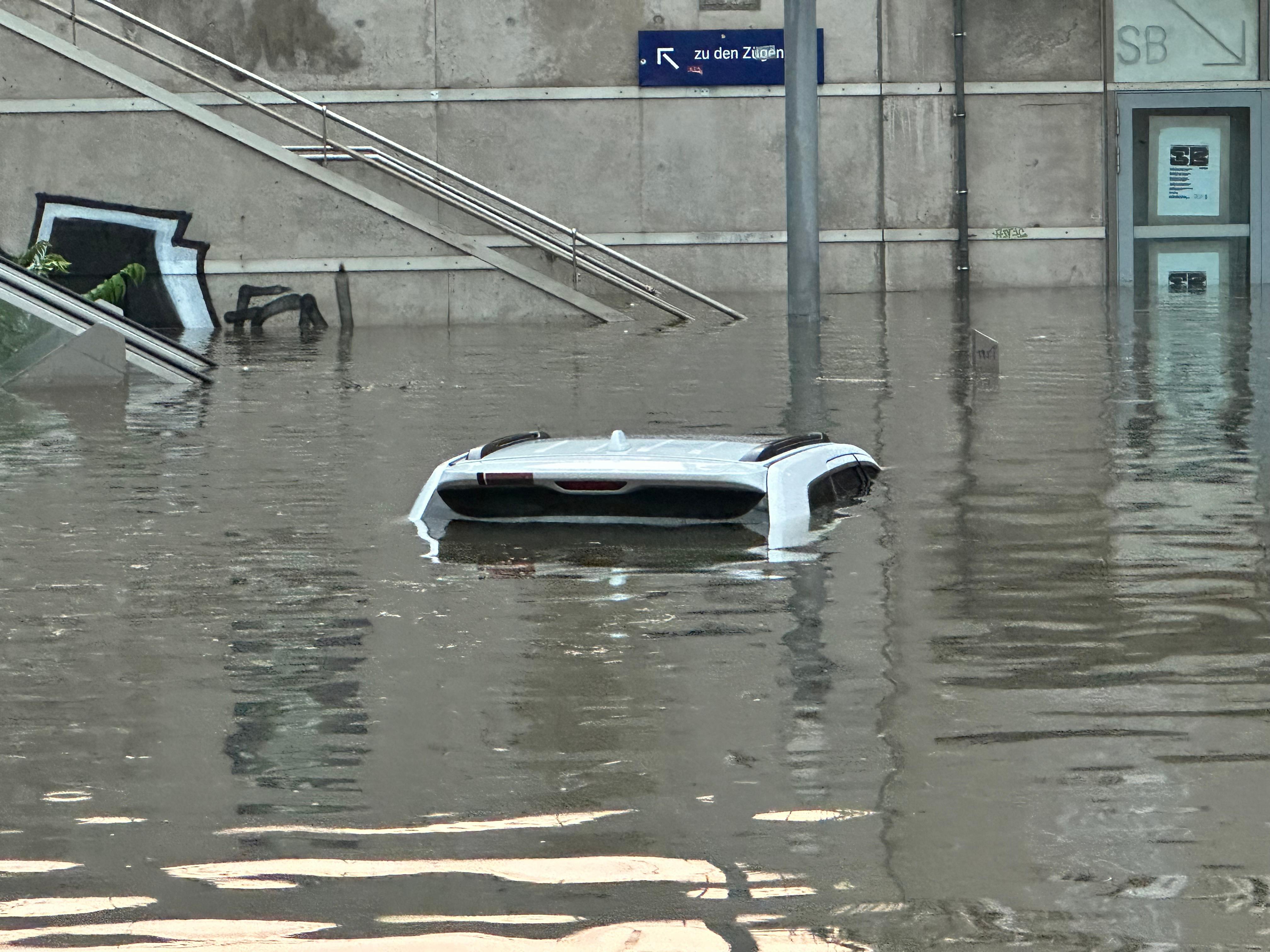... Autos wurden von den Wassermassen nahezu verschluckt.