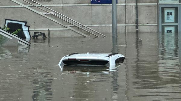 ... Autos wurden von den Wassermassen nahezu verschluckt.