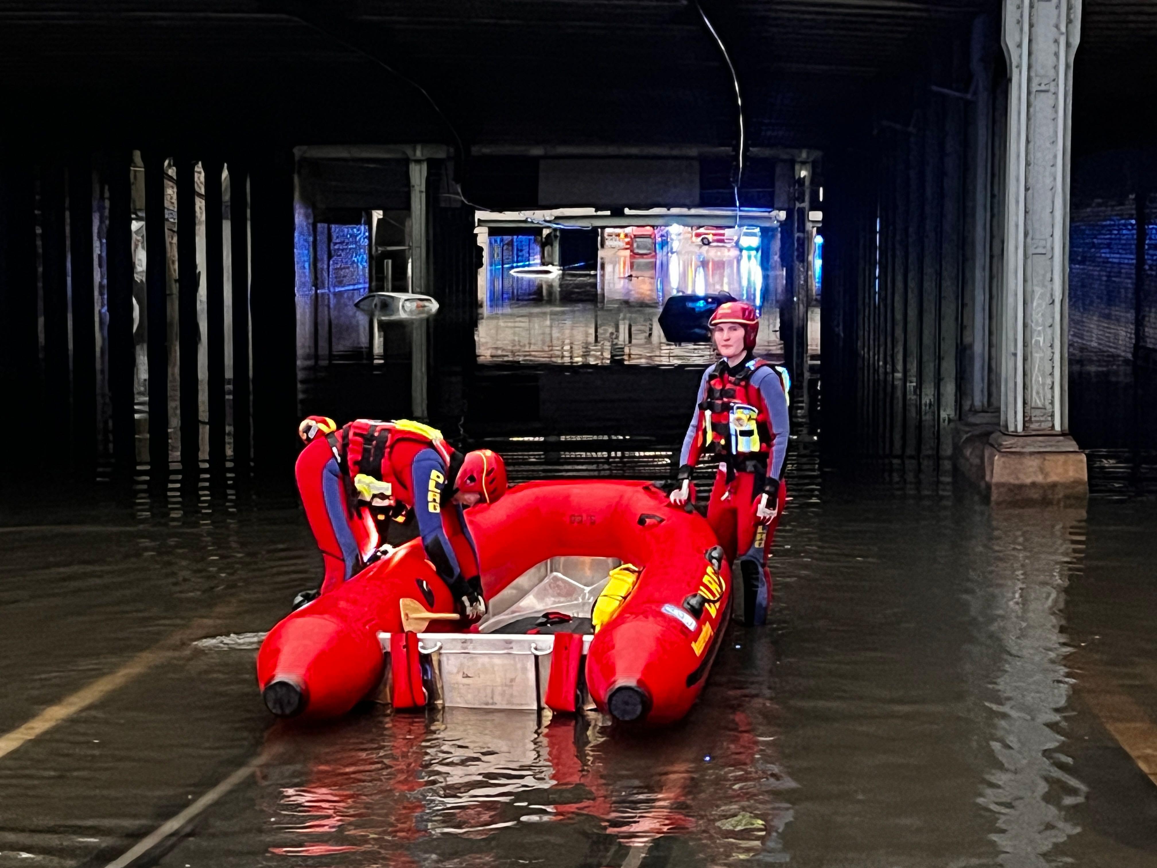 Mit Schlauchbooten wurden Fahrzeuge, die in den Fluten unter Wasser standen, kontrolliert. 