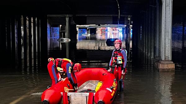 Mit Schlauchbooten wurden Fahrzeuge, die in den Fluten unter Wasser standen, kontrolliert.