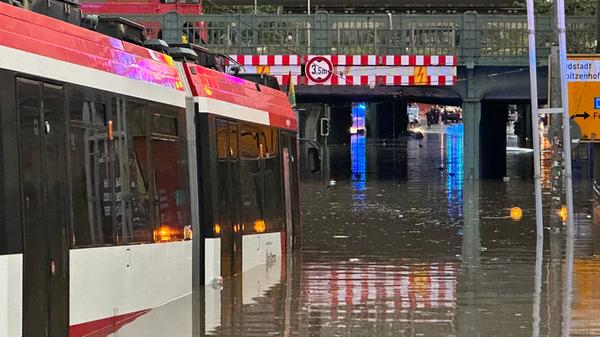 Nein, das ist kein Touristenboot auf Hafenrundfahrt: Eine Straßenbahn kämpft sich in Nürnberg durch die Fluten.