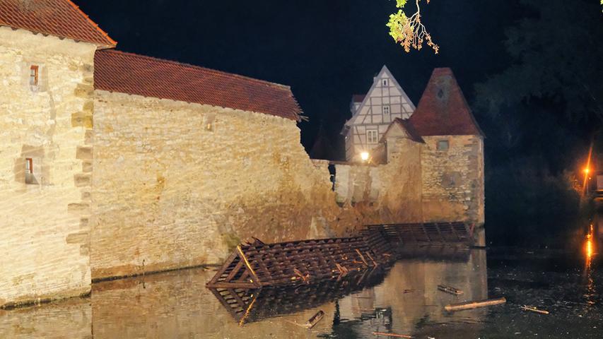 In Weißenburg hat das Unwetter Teile der historischen Seeweihermauer zum Einsturz gebracht. Der bewohnte Teil der Mauer war zum Glück nicht betroffen. Vermutlich haben die starken Regenfälle die Bausubstanz aufgeweicht.