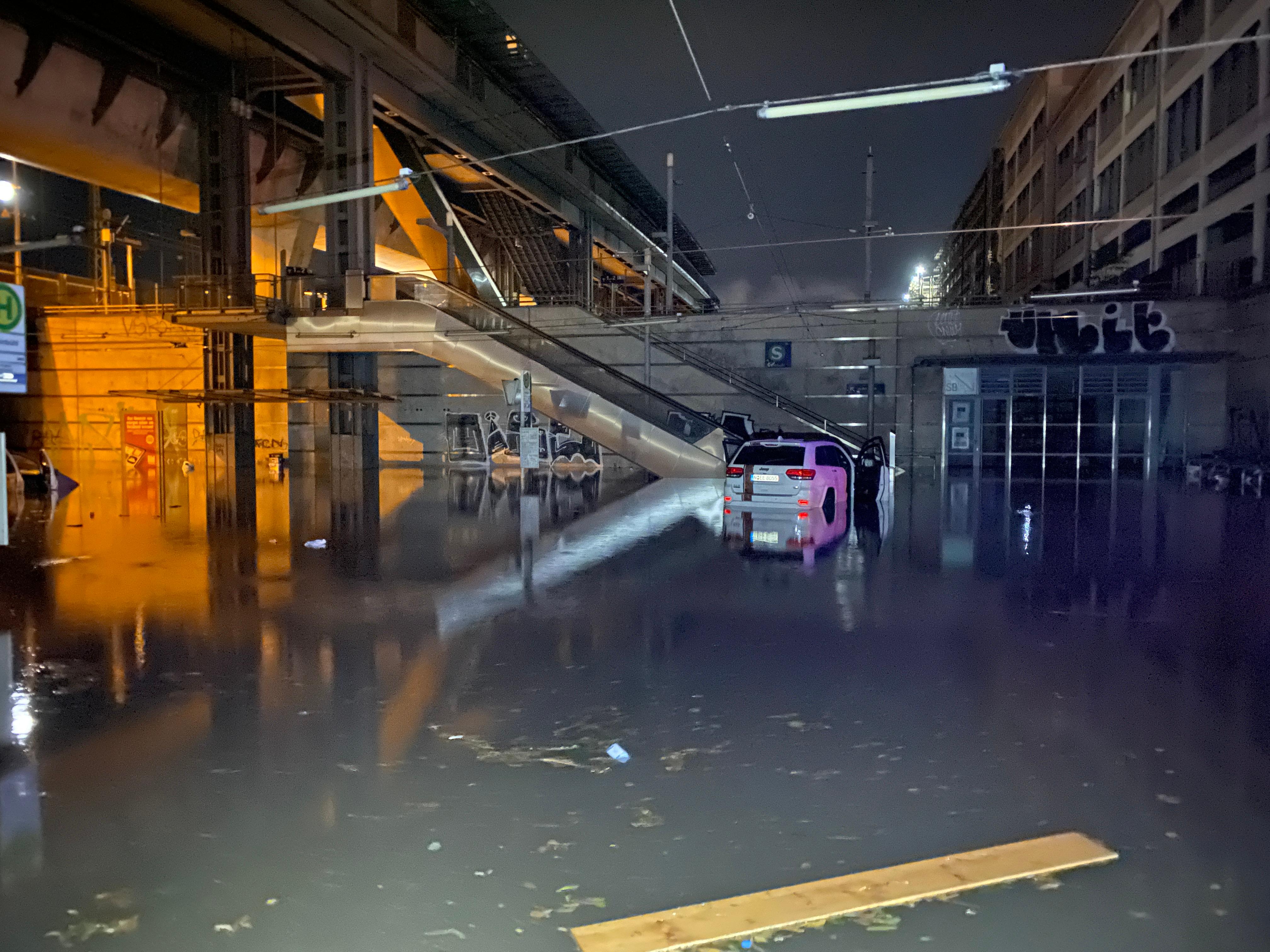 Dramatische Szenen: Nürnberg säuft nach heftigen Gewitter ab - Menschen retten sich gegenseitig aus den Fluten (On Tape)