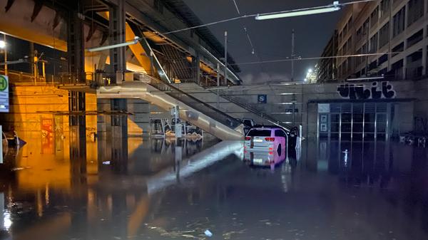 Dramatische Szenen: Nürnberg säuft nach heftigen Gewitter ab - Menschen retten sich gegenseitig aus den Fluten (On Tape)