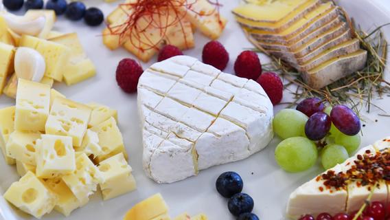 Grünes Futter, weiße Milch: Warum ist Käse eigentlich gelb?