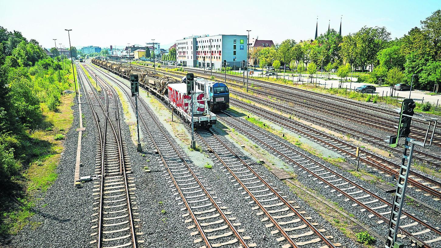 Bahnhof auf einer Diesel-Insel: Auch der Bayreuther Bahnhof harrt seit Jahrzehnten der Elektrifizierung, die über die Franken-Sachsen-Magistrale kommen soll. Bahnhof auf einer Diesel-Insel: Auch der Bayreuther Bahnhof harrt seit Jahrzehnten der Elektrifizierung, die über die Franken-Sachsen-Magistrale kommen soll.