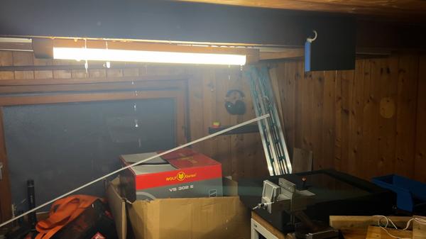 Nicht nur weite Teile Frankens waren von den Unwettern betroffen, auch im Landkreis Neumarkt in der Oberpfalz sorgte der Starkregen für bizarre Szenen: In einer Hobbywerkstatt in Pyrbaum tropfte das Wasser aus der Deckenlampe.