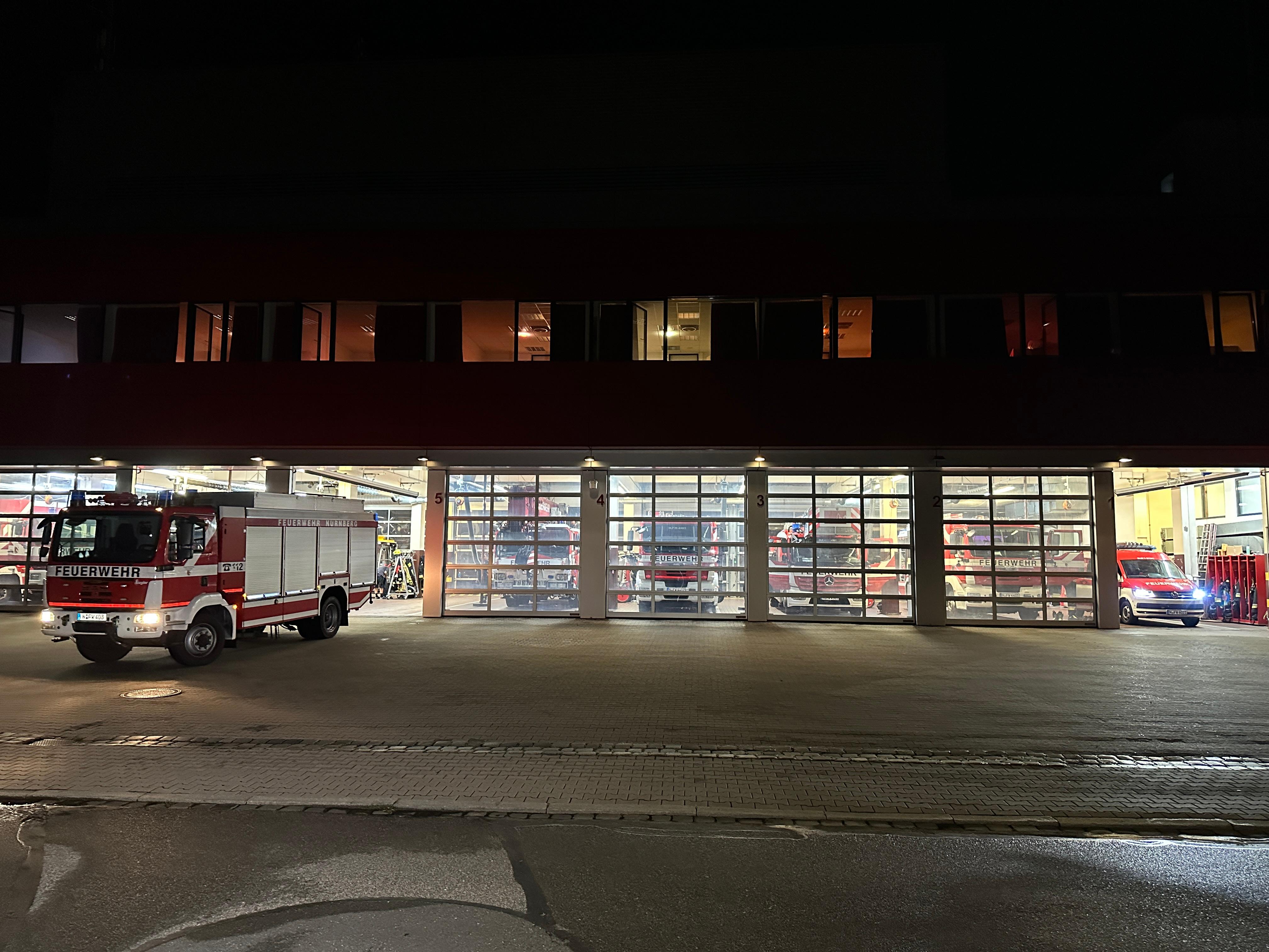 Die Feuerwehr ist in Nürnberg seit Donnerstagabend um 18 Uhr fast durchgehend im Einsatz. Sage und schreibe 900 Mal musste die Feuerwehr bis jetzt ausrücken - und noch sind nicht alle Einsätze erfolgreich beendet.