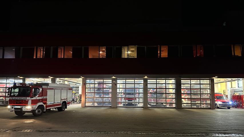 Die Feuerwehr ist in Nürnberg seit Donnerstagabend um 18 Uhr fast durchgehend im Einsatz. Sage und schreibe 900 Mal musste die Feuerwehr bis jetzt ausrücken - und noch sind nicht alle Einsätze erfolgreich beendet.