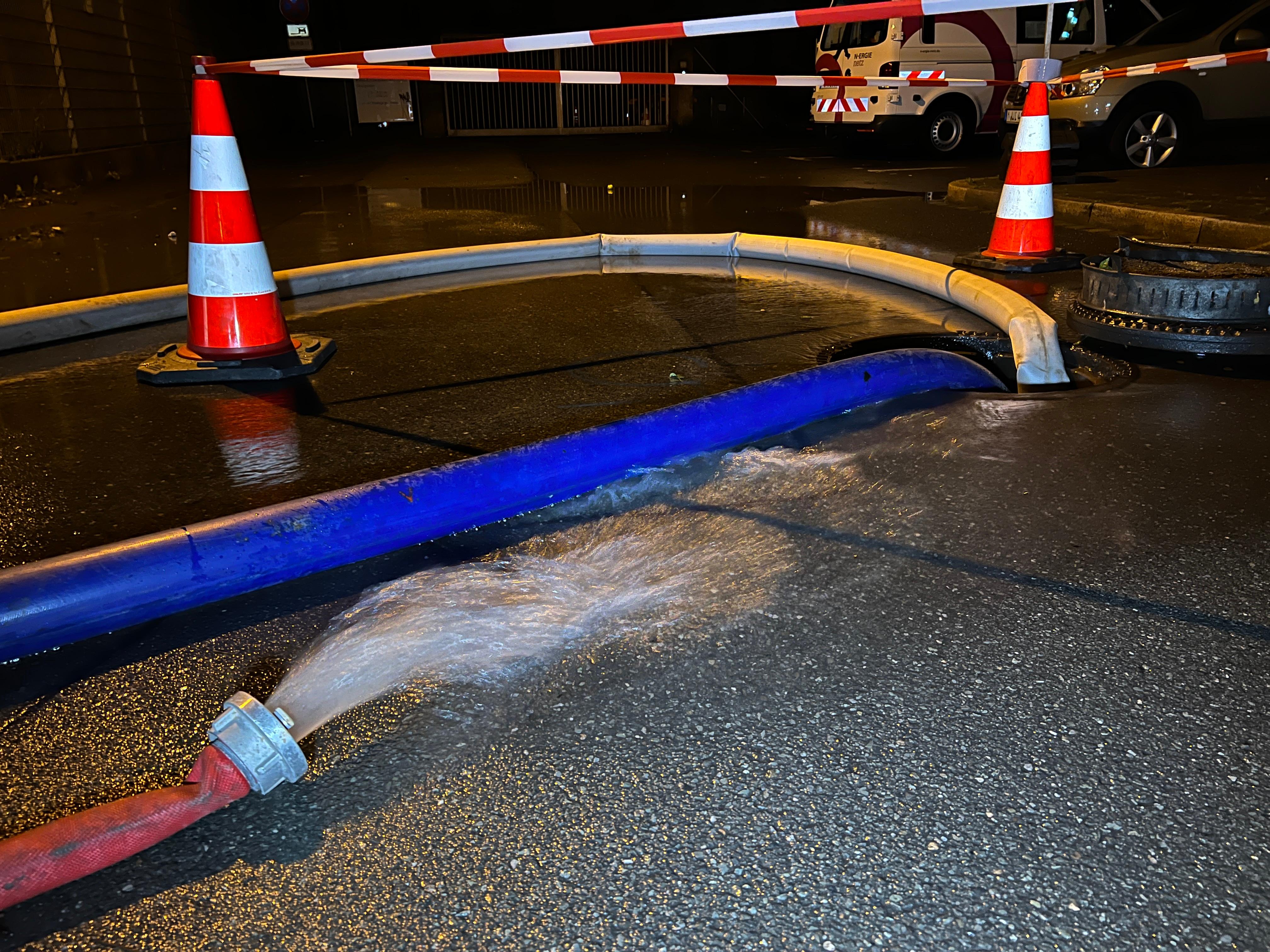 In den meisten Fällen musste die Feuerwehr vollgelaufene Keller leerpumpen. Da der Vorgang viel Zeit in Anspruch nimmt und noch rund 50 Einsätze ausstehen, werden die Feuerwehrleute wohl noch den ganzen Tag beschäftigt sein.