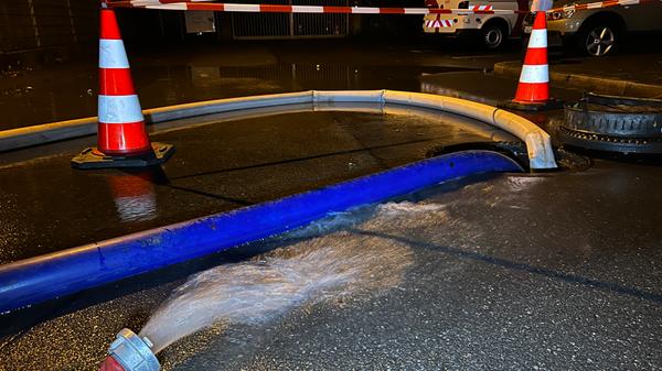 In den meisten Fällen musste die Feuerwehr vollgelaufene Keller leerpumpen. Da der Vorgang viel Zeit in Anspruch nimmt und noch rund 50 Einsätze ausstehen, werden die Feuerwehrleute wohl noch den ganzen Tag beschäftigt sein.