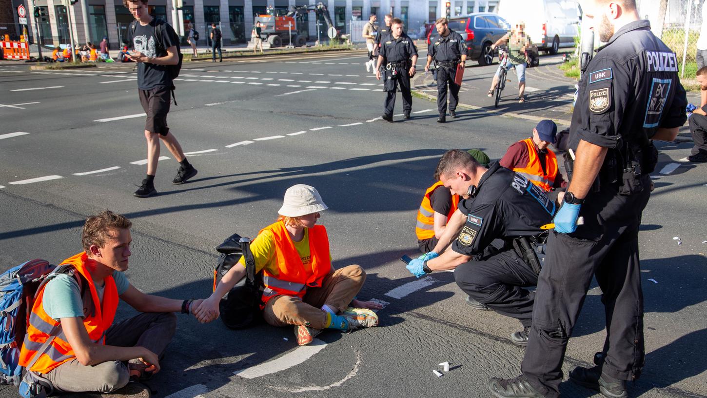 Die Klimaaktivisten der Letzten Generation haben am späten Freitagnachmittag wieder einmal in Nürnberg mit einer Sitzblockade protestiert.